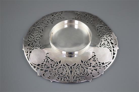 A modern pierce silver shallow dish by Poston Products Ltd, Sheffield, 1977, 20.7cm, 12.5 oz,